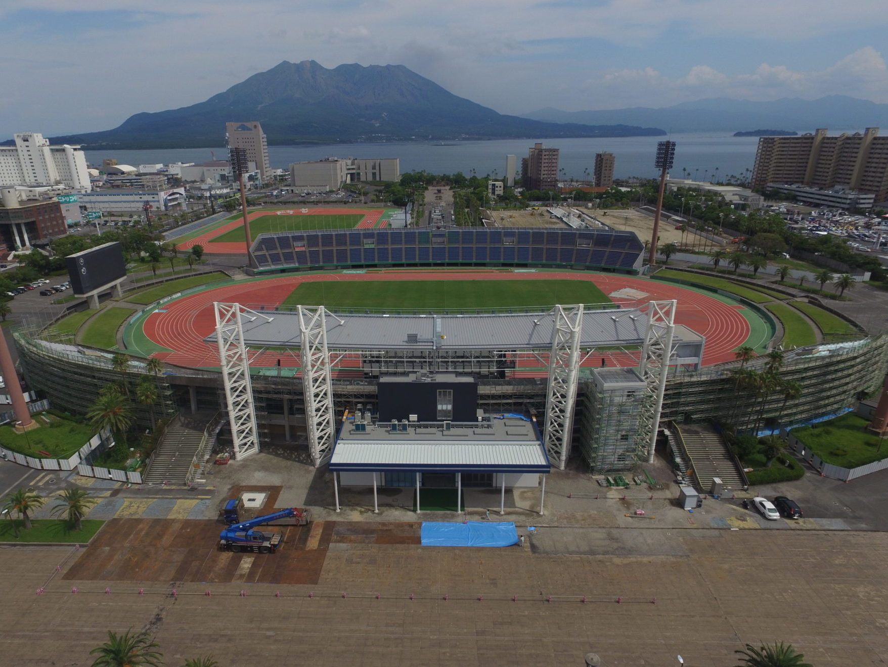 鴨池陸上競技場メインスタンド屋根改築工事 土木 建築工事は鹿児島の小牧建設株式会社へ